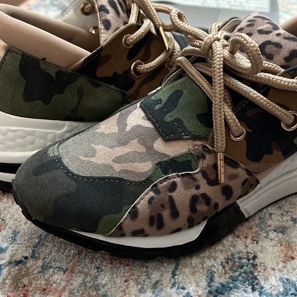 Steve Madden Cliff Sneaker in Khaki/Beige Sold out in this size online! - Picture 7 of 8